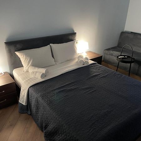 Appartamento Yerevan Downtown Luxe Esterno foto