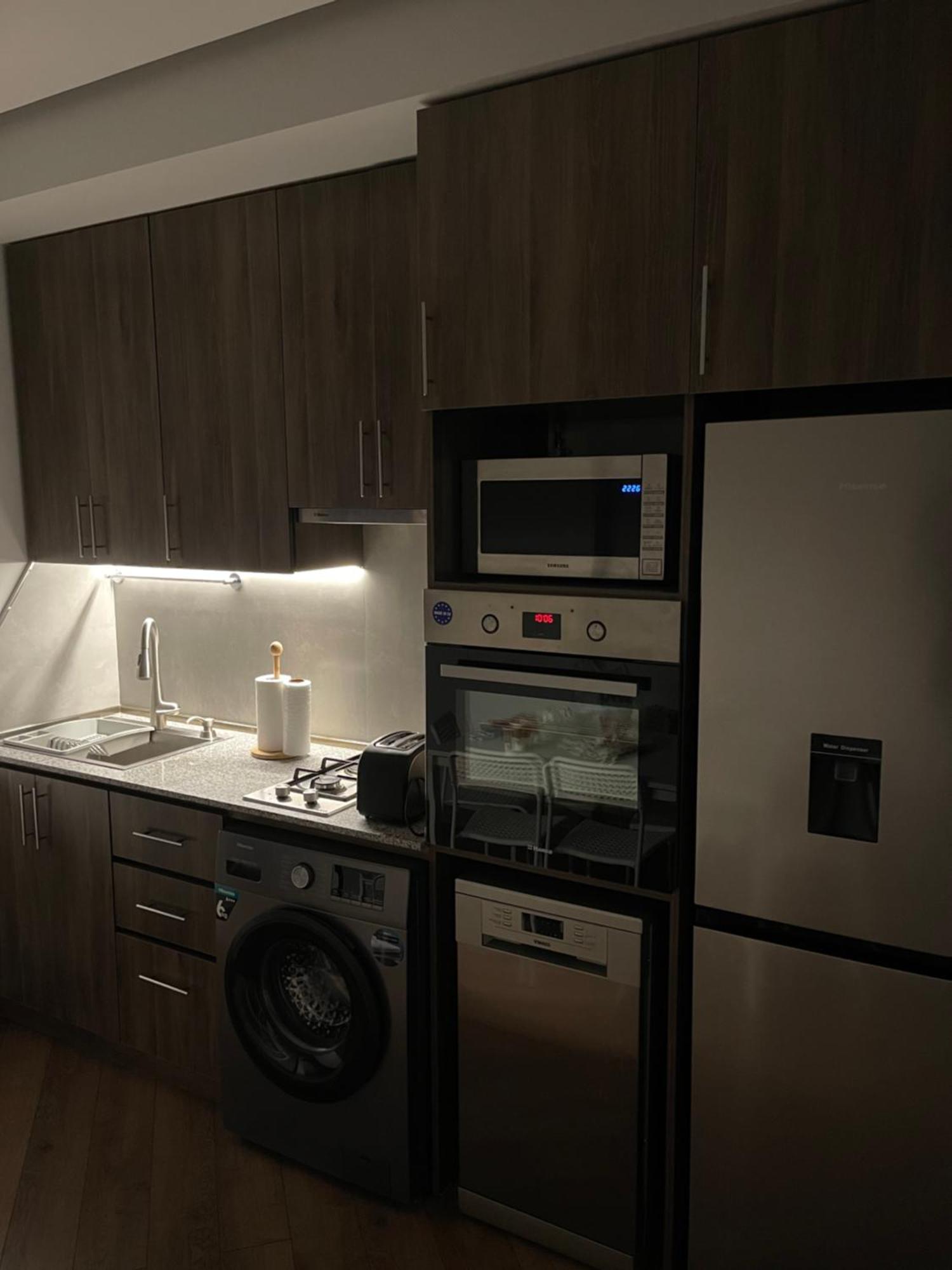 Appartamento Yerevan Downtown Luxe Esterno foto
