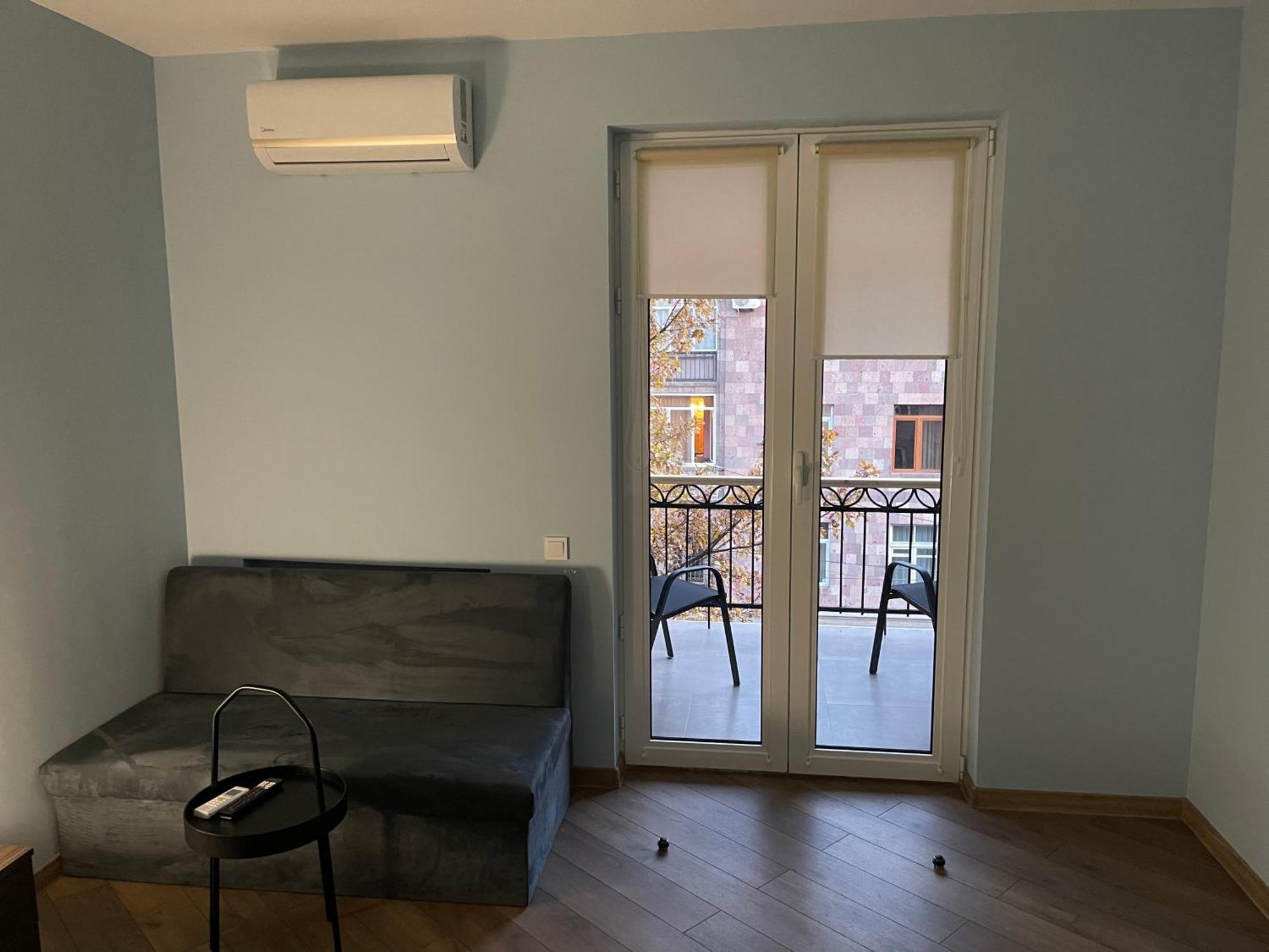 Appartamento Yerevan Downtown Luxe Esterno foto