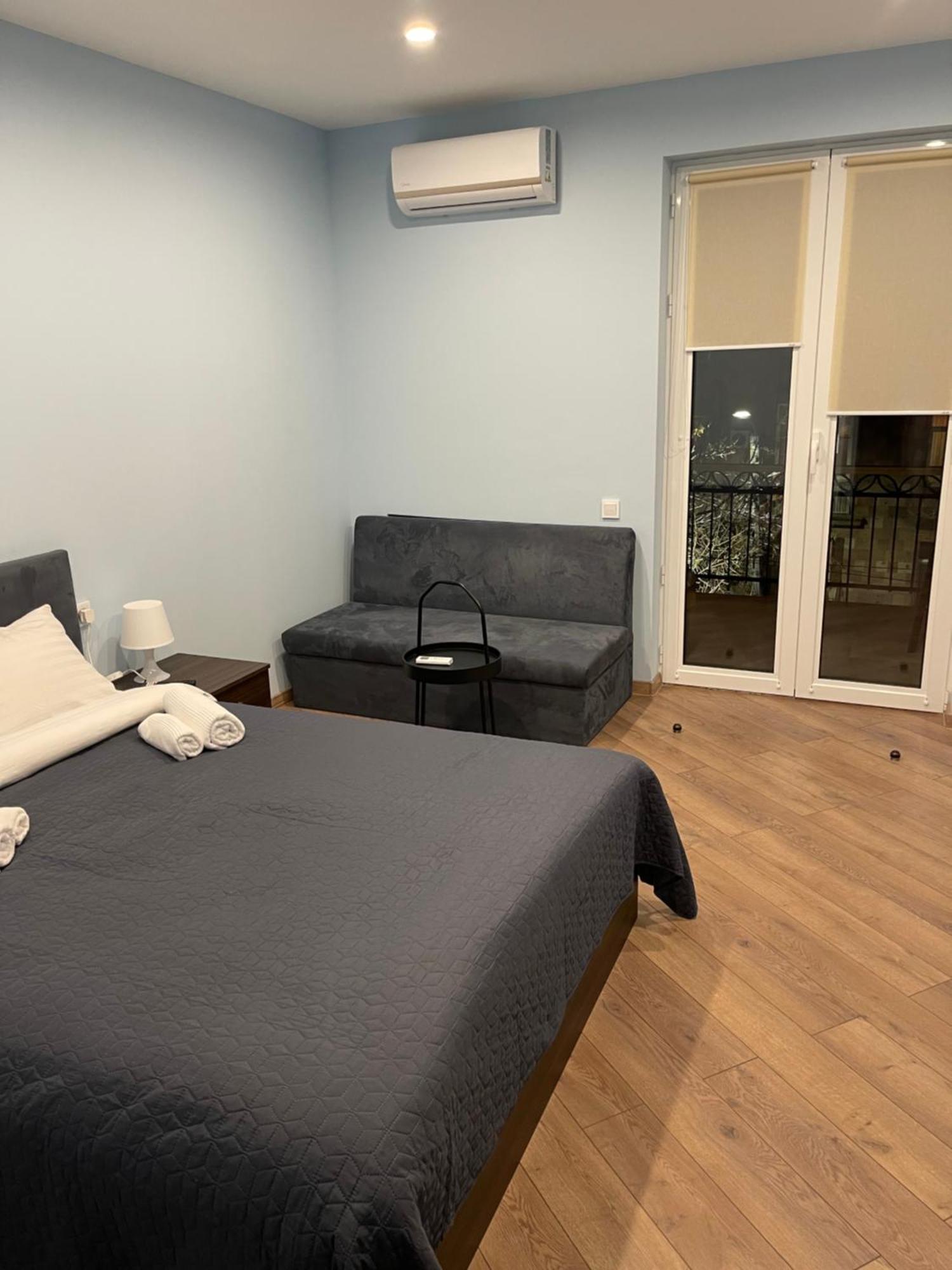 Appartamento Yerevan Downtown Luxe Esterno foto