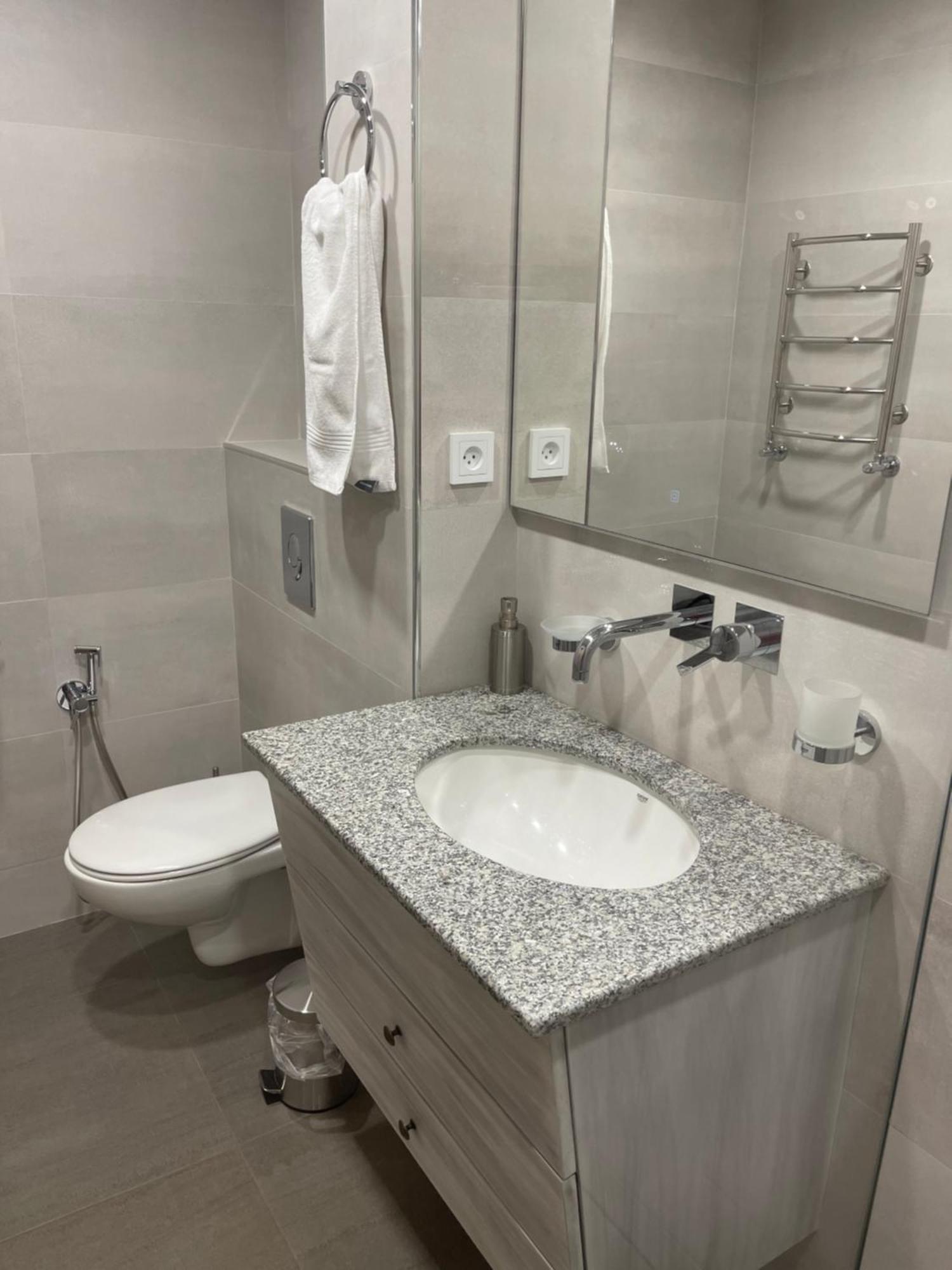 Appartamento Yerevan Downtown Luxe Esterno foto