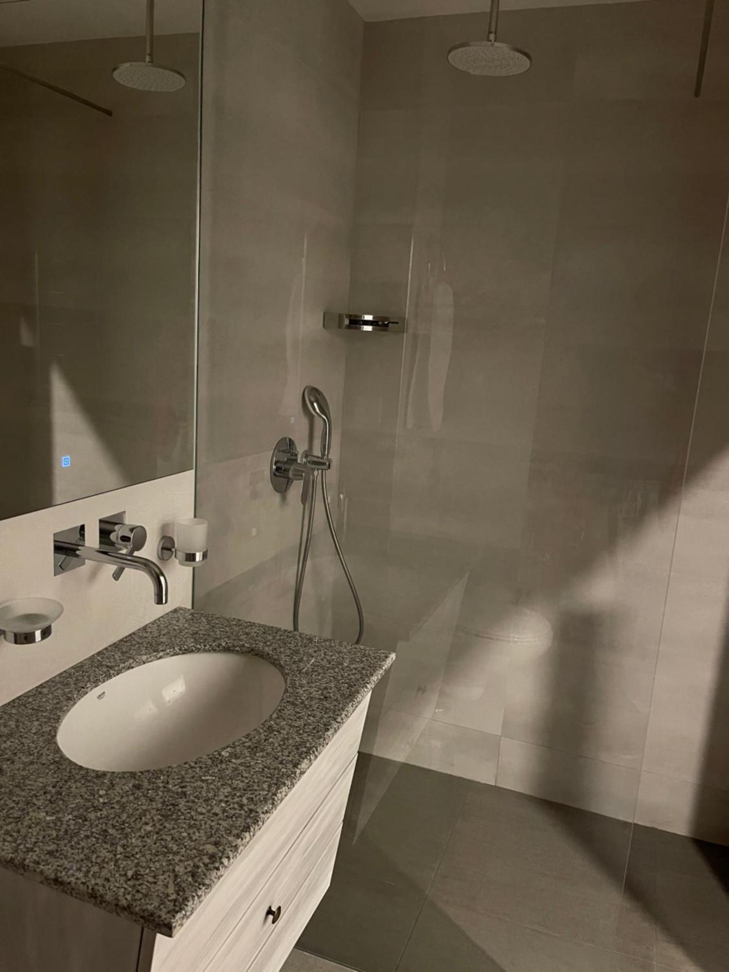 Appartamento Yerevan Downtown Luxe Esterno foto