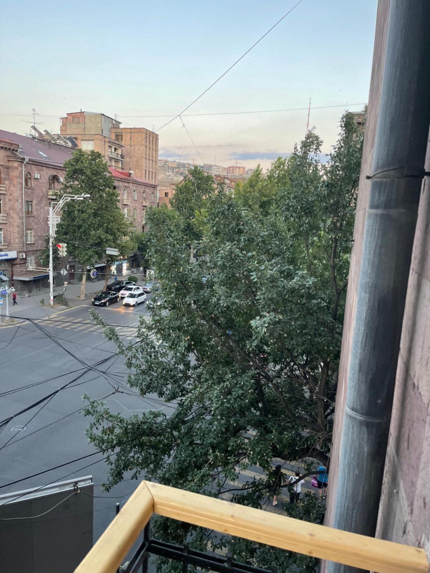 Appartamento Yerevan Downtown Luxe Esterno foto