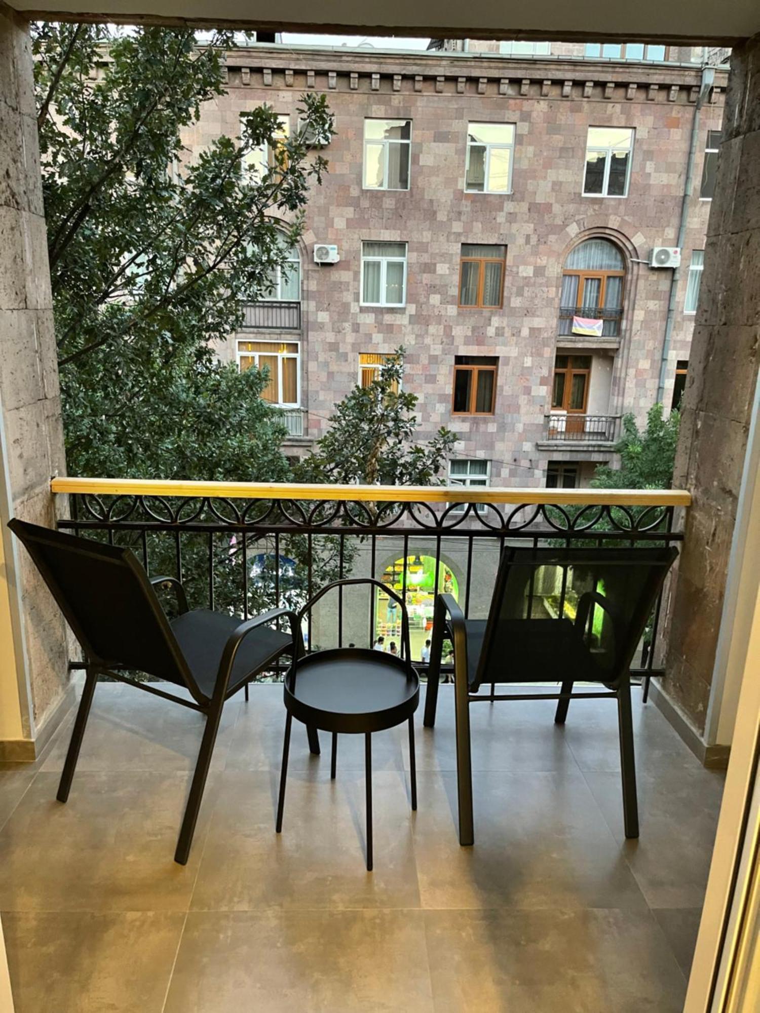 Appartamento Yerevan Downtown Luxe Esterno foto