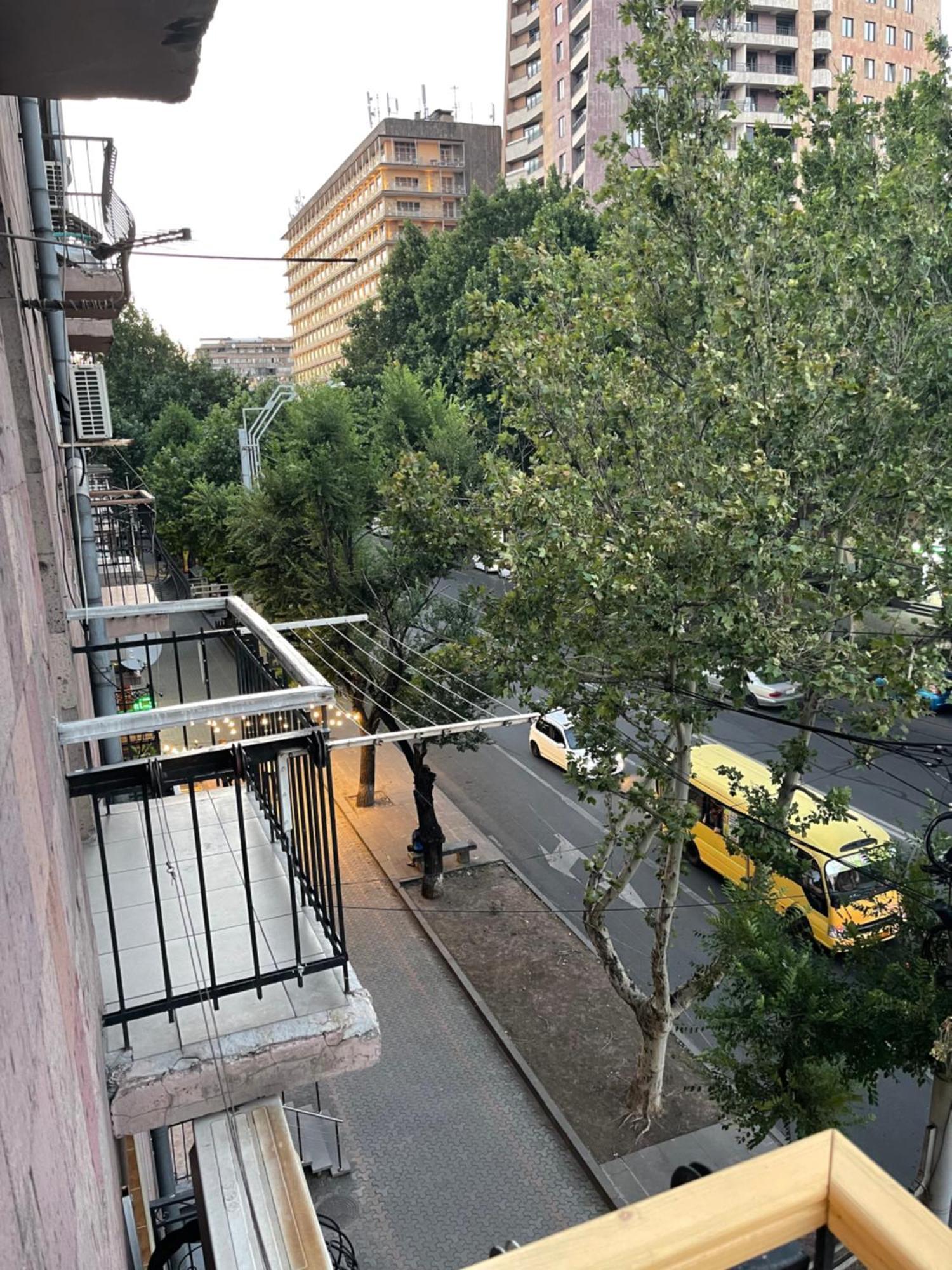 Appartamento Yerevan Downtown Luxe Esterno foto