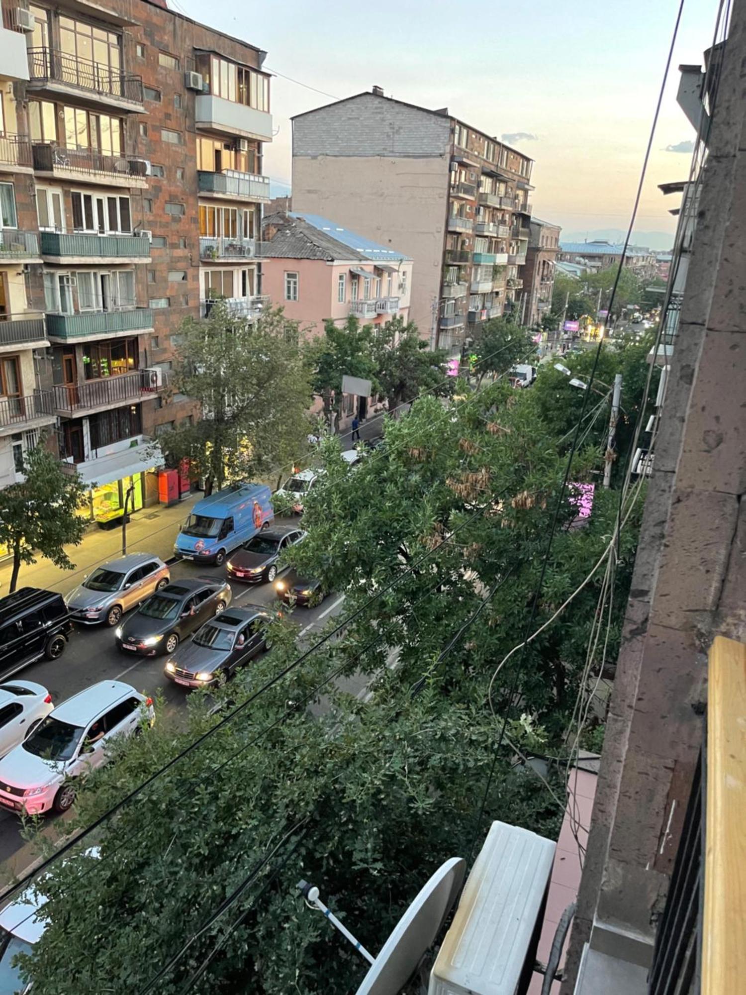 Appartamento Yerevan Downtown Luxe Esterno foto