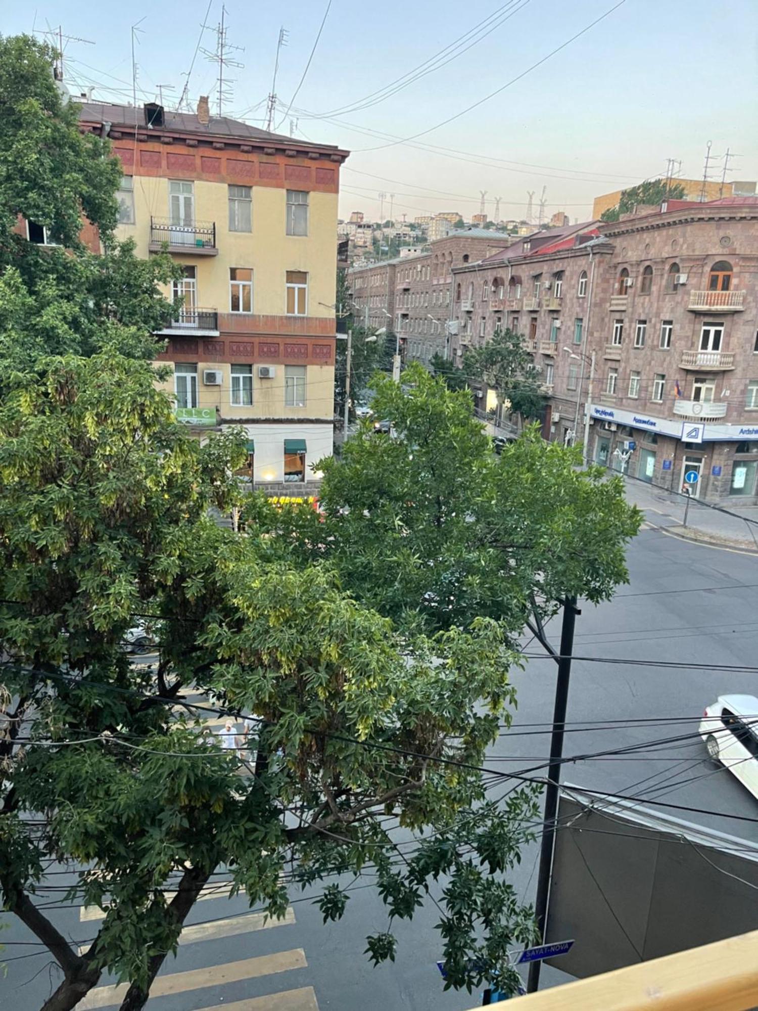 Appartamento Yerevan Downtown Luxe Esterno foto